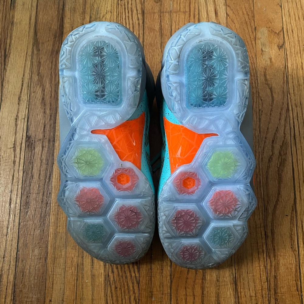 Lebron 12 - Picture 3 of 7